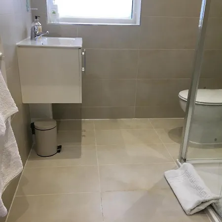 Beautiful 1 Bed Serviced Apartment Cobham Town Centre Exterior photo