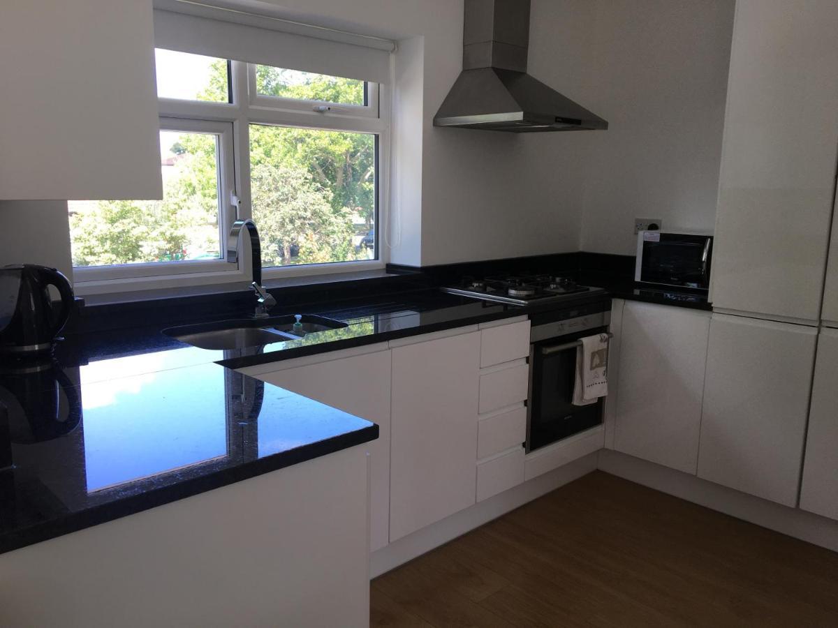 Beautiful 1 Bed Serviced Cobham Town Centre Apartment *