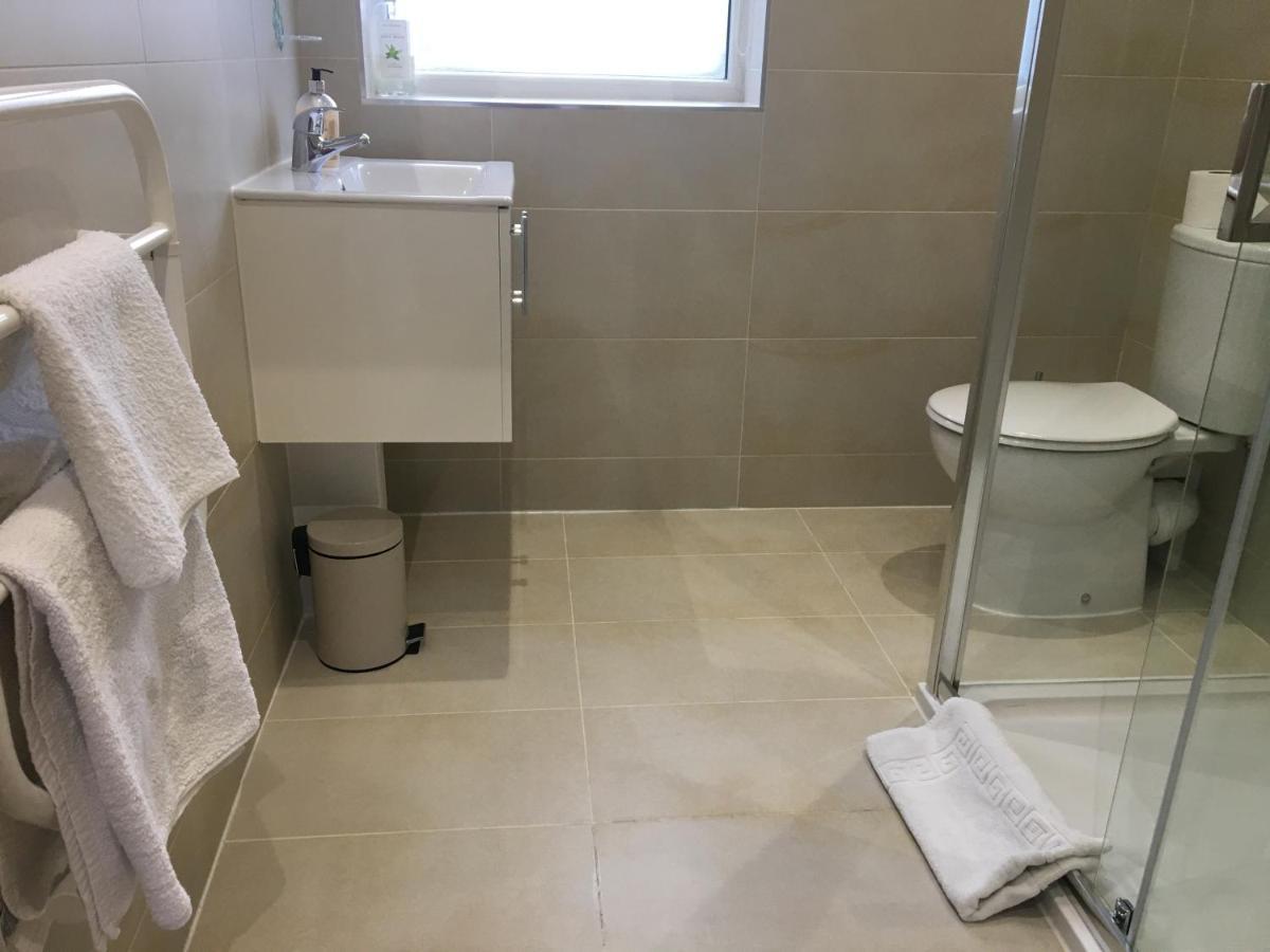 Beautiful 1 Bed Serviced Cobham Town Centre Apartment *